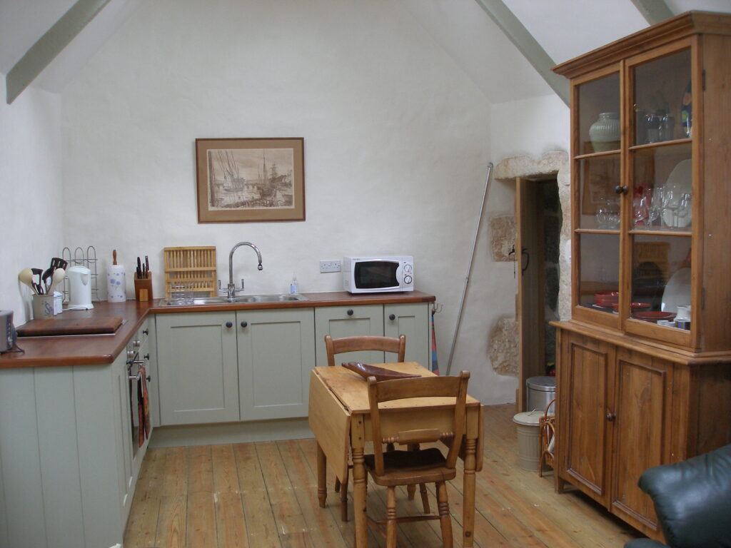 The kitchen diner with kitchen cupboards